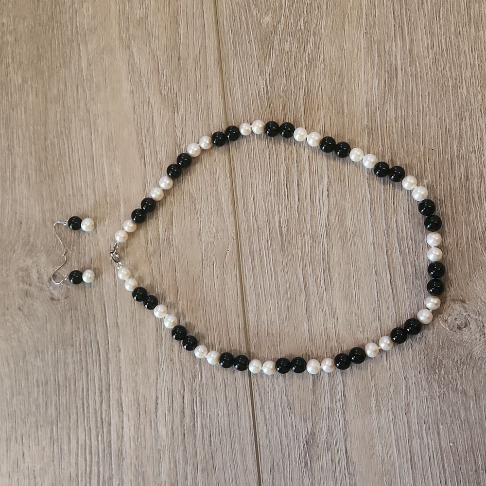 Pearl and onyx necklace, bracelet,and earrings set